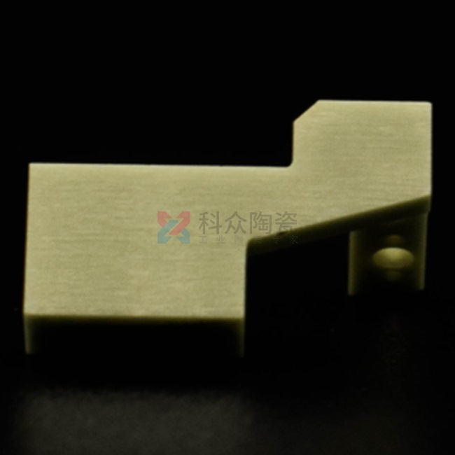 在工業(yè)行業(yè)中，科眾陶瓷廠是一家生產(chǎn)氧化鋯氧化鋁陶瓷零件廠家，在加工工藝上有特殊的優(yōu)勢存在，今天給大家介紹一種加工成型工藝，陶瓷注塑加工。